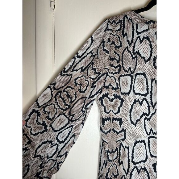 Cabi Serpentine Snake Print Long Sleeve Blouse size Medium - Picture 11 of 12
